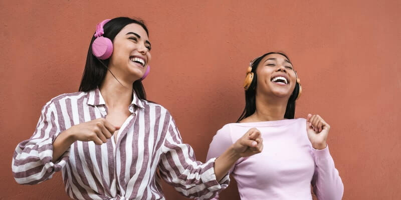 How to know if a colombian woman likes you